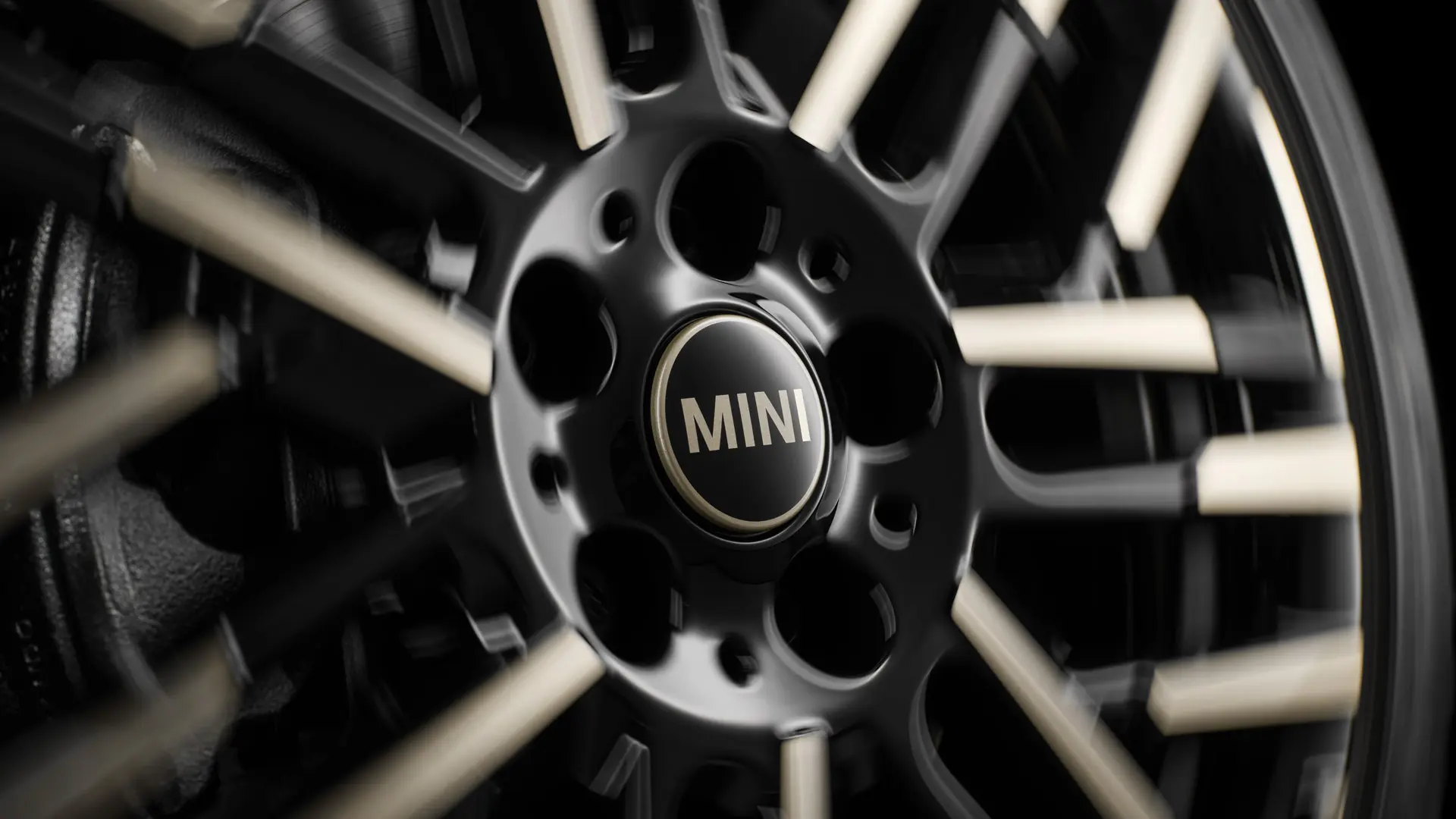 MINI Floating Hub Cap stays horizontal while driving for a stylish finishing touch. 