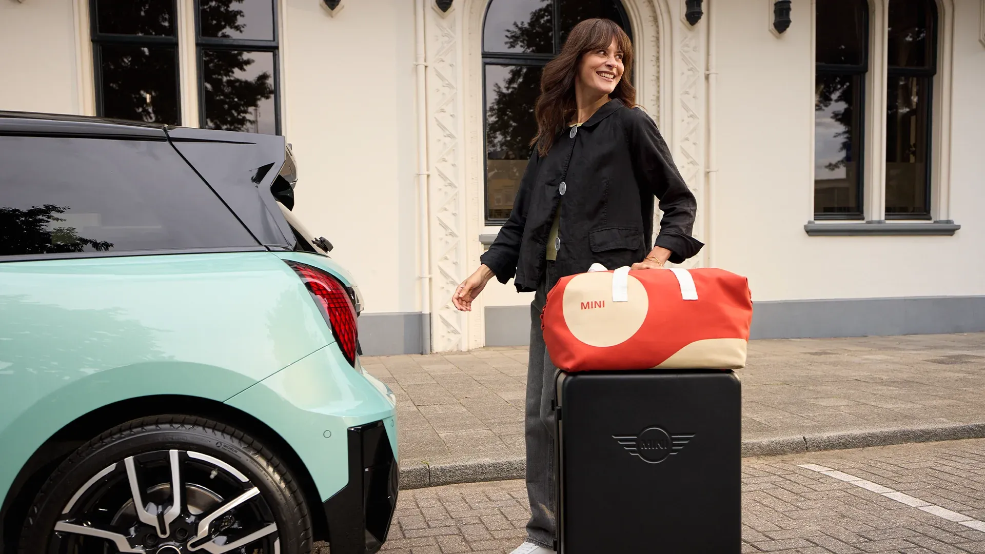 MINI Lifestyle Collection suitcases and cup