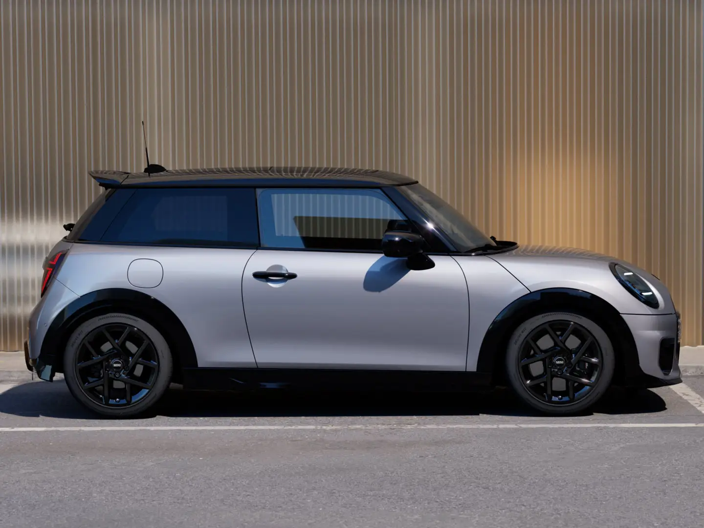 MINI Cooper 3-door in Melting Silver – side view.